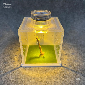 Κελάδημα που κελαηδάει μπορεί να κατοικίδιο ζώο κελαηδάει κλουβί που ονομάζεται τενεκεδένιο τριζόνι που ταΐζει μικρά φορητά ανταγωνιστικά κελαηδήματα αναπαραγωγής