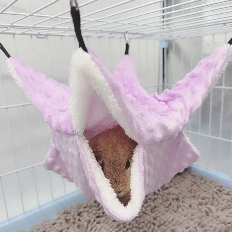 Vrecko s medom pre morčatá, teplé bavlnené hniezdo, jesenná a zimná klietka, kvetinová vetvička, hniezdo pre potkany, spací vak pre veveričky, hojdacia sieťovina, malé domáce zvieratá, hniezdo.