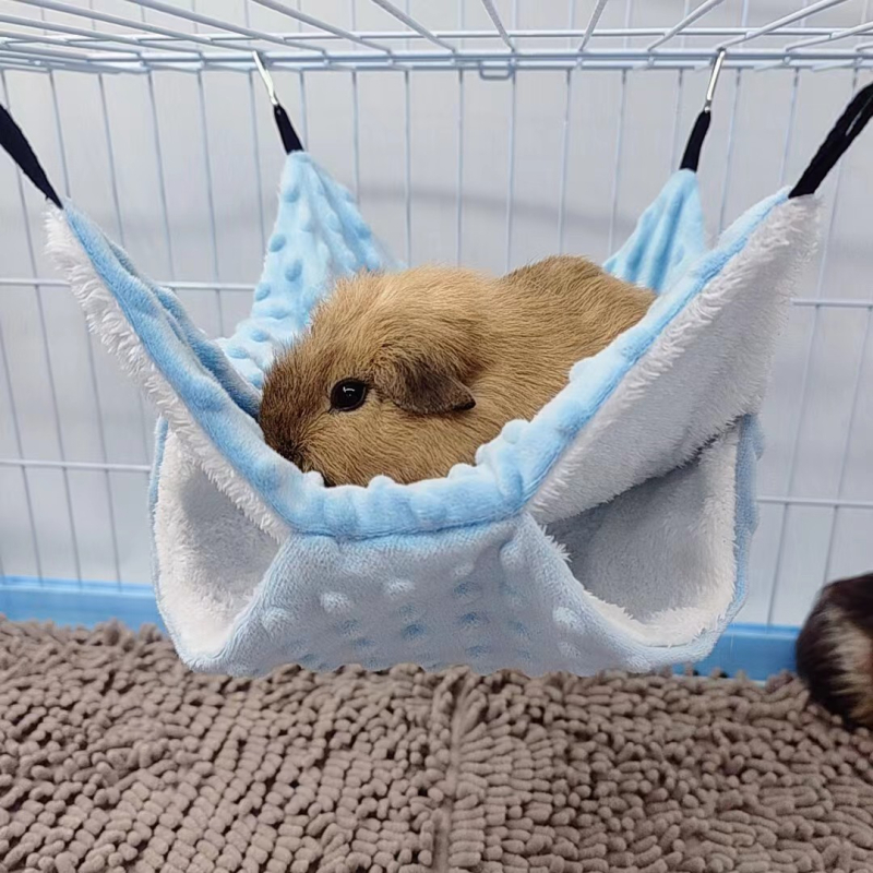 Vrecko s medom pre morčatá, teplé bavlnené hniezdo, jesenná a zimná klietka, kvetinová vetvička, hniezdo pre potkany, spací vak pre veveričky, hojdacia sieťovina, malé domáce zvieratá, hniezdo.