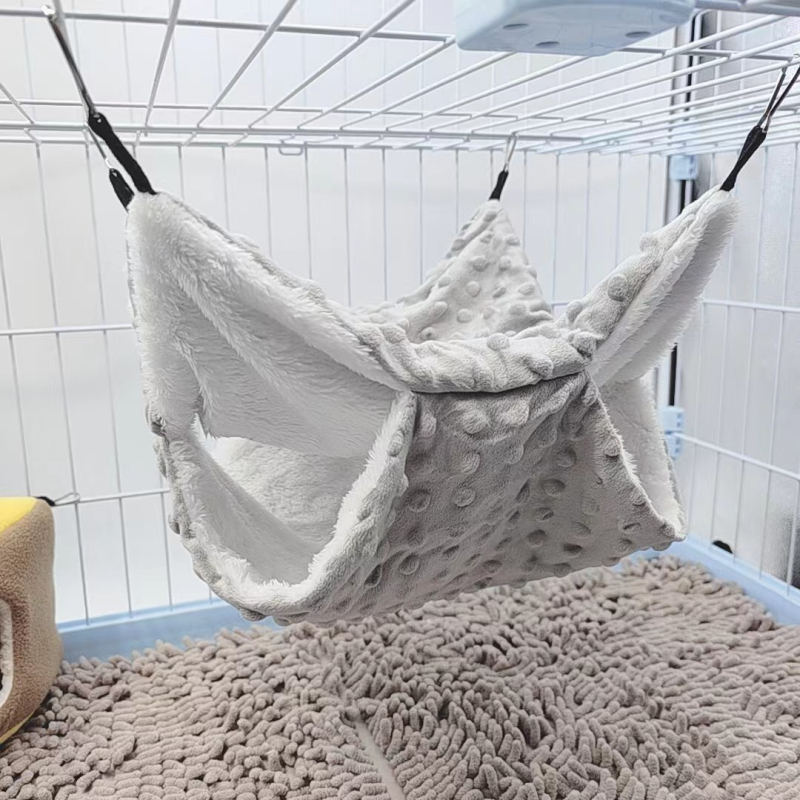 Vrecko s medom pre morčatá, teplé bavlnené hniezdo, jesenná a zimná klietka, kvetinová vetvička, hniezdo pre potkany, spací vak pre veveričky, hojdacia sieťovina, malé domáce zvieratá, hniezdo.