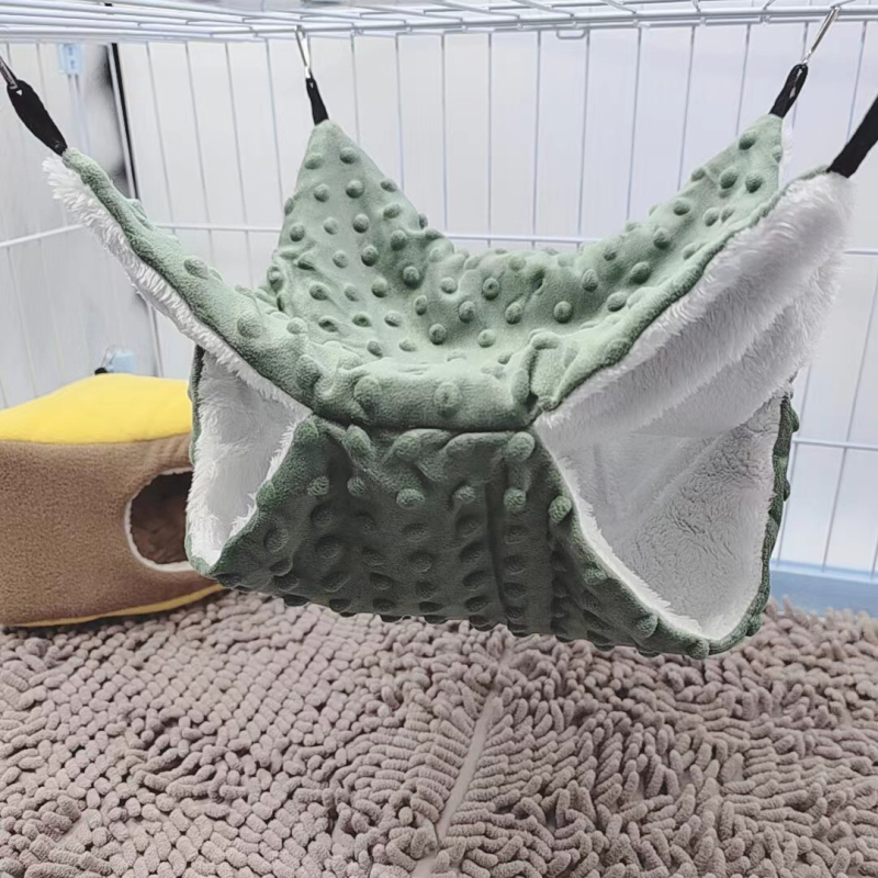 Vrecko s medom pre morčatá, teplé bavlnené hniezdo, jesenná a zimná klietka, kvetinová vetvička, hniezdo pre potkany, spací vak pre veveričky, hojdacia sieťovina, malé domáce zvieratá, hniezdo.