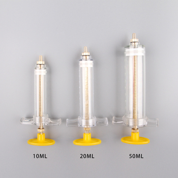 Gamyklos sandėlyje yra papūgų jauniklių plastikinis lesyklėlė rankomis auginamoms papūgoms skirtas švirkštinis lesyklėlė šaukšteliu paukščių reikmenų didmeninė prekyba