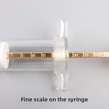 Gamyklos sandėlyje yra papūgų jauniklių plastikinis lesyklėlė rankomis auginamoms papūgoms skirtas švirkštinis lesyklėlė šaukšteliu paukščių reikmenų didmeninė prekyba