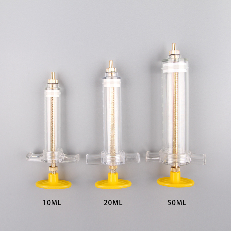 Gamyklos sandėlyje yra papūgų jauniklių plastikinis lesyklėlė rankomis auginamoms papūgoms skirtas švirkštinis lesyklėlė šaukšteliu paukščių reikmenų didmeninė prekyba