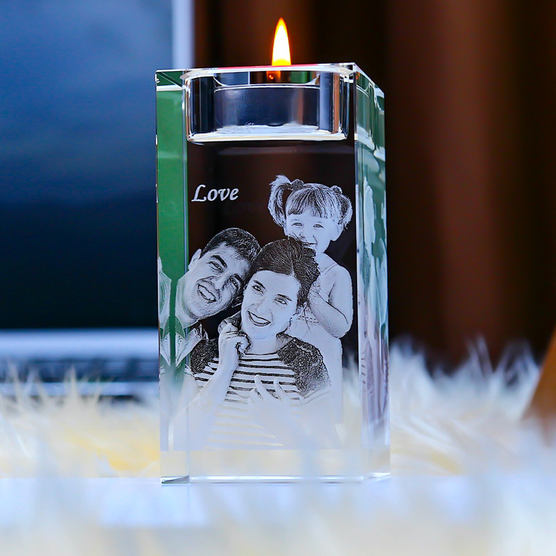 Krištolinių žvakidžių papuošalai, augintinių poros atminimo nuotrauka, vakarienė žvakių šviesoje, šiaurietiško romantiško stiliaus svetainės papuošalai