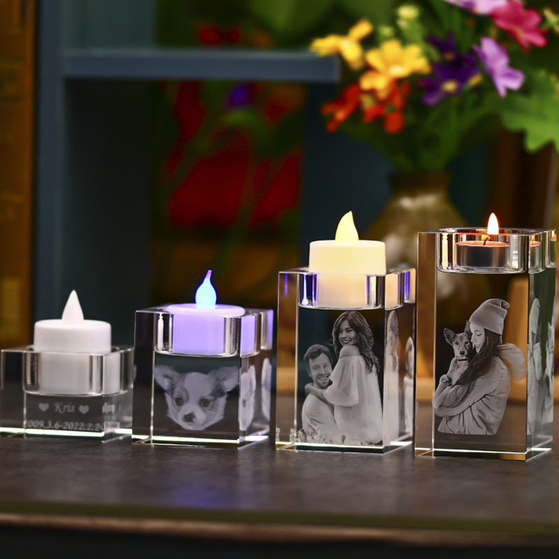 Krištolinių žvakidžių papuošalai, augintinių poros atminimo nuotrauka, vakarienė žvakių šviesoje, šiaurietiško romantiško stiliaus svetainės papuošalai