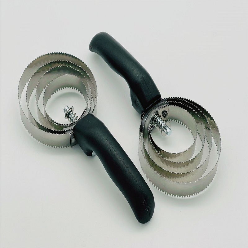 Négy, öt és hat kör alakú, fogazott fésű, tehén- és lóizzadságkaparó, viszketéscsillapító gereblye, lószőrfésű, fogkarcoló, kisállatfésű, szőrtelenítő kefe