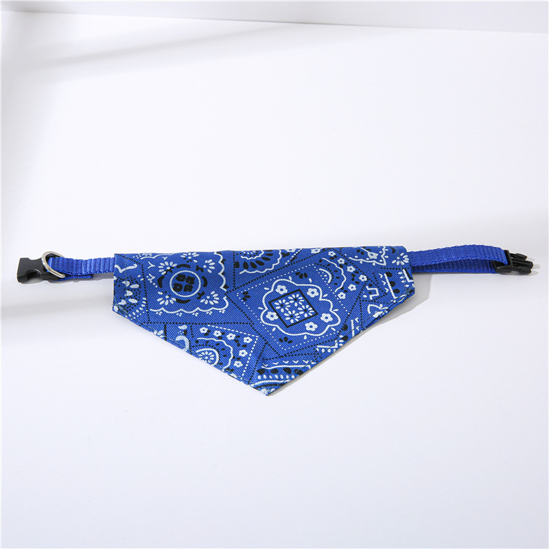 Állítható nyakörv kutyáknak és macskáknak, háromszög mintás, kockás mintával