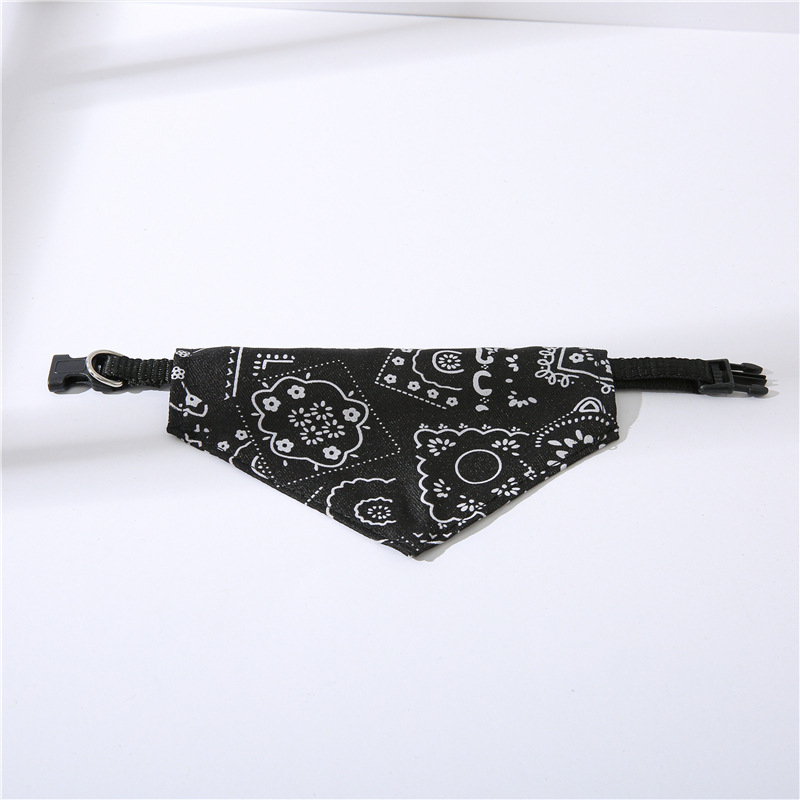 Állítható nyakörv kutyáknak és macskáknak, háromszög mintás, kockás mintával