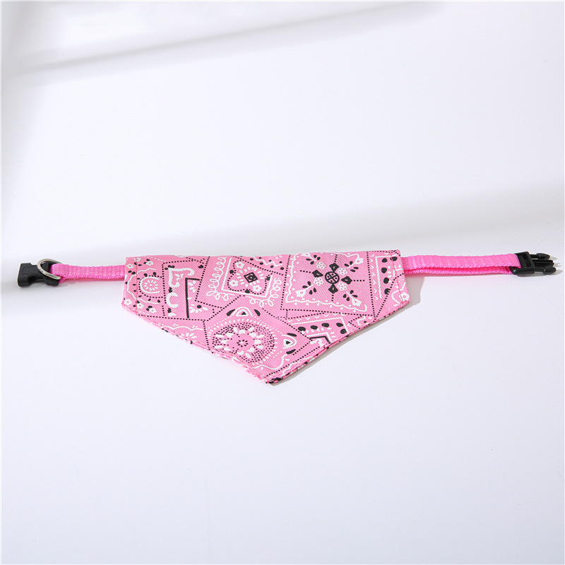 Állítható nyakörv kutyáknak és macskáknak, háromszög mintás, kockás mintával