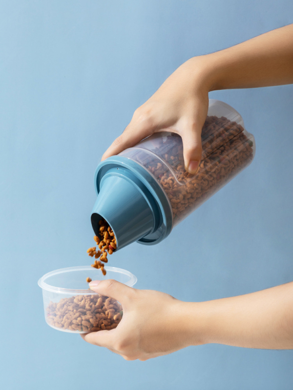 Teravilja hoiustamise ämber kassi- ja koeratoidu ladustamiseks suletud niiskuskindel mahuti lemmikloomade teravilja hoiukast koertele kaasaskantav väljasõit