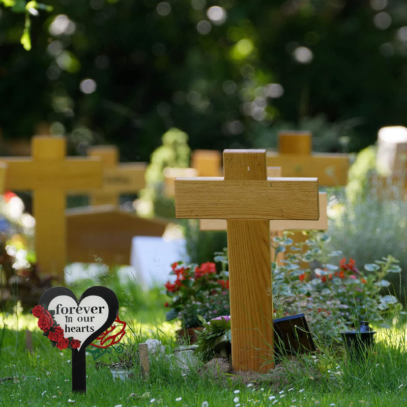 Memorialinių kapinių rožių širdies formos akrilinė dekoracija
