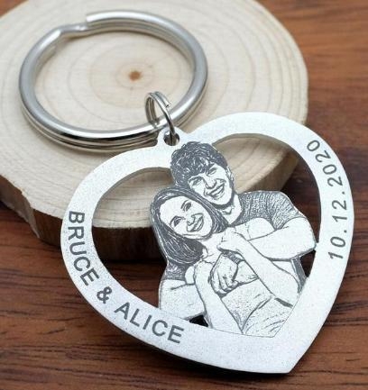 Perekonna mälestuseks mõeldud kutsikasildi fotoga võtmehoidja paarile fotoga titaanterasest isetehtud kaelakee ripats eritellimusel valmistatud