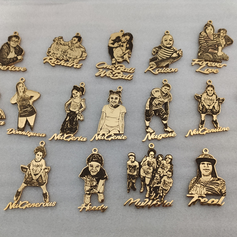 Perekonna mälestuseks mõeldud kutsikasildi fotoga võtmehoidja paarile fotoga titaanterasest isetehtud kaelakee ripats eritellimusel valmistatud