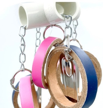 Παιχνίδι παπαγάλου-πουλιού από ανοξείδωτο ατσάλι με τέσσερις γλάστρες και σπάγκο 232 γρ.