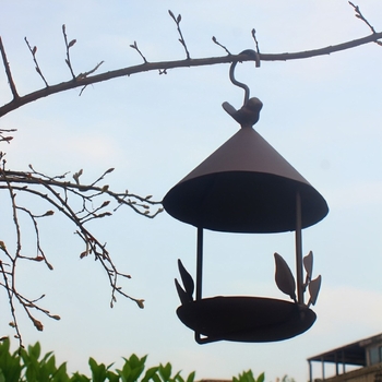 Papuošalai lauko geležinei paukščių lesyklai pakabinamas krepšelis, norintis papuošti kraštovaizdį, sodo balkono dekoravimas