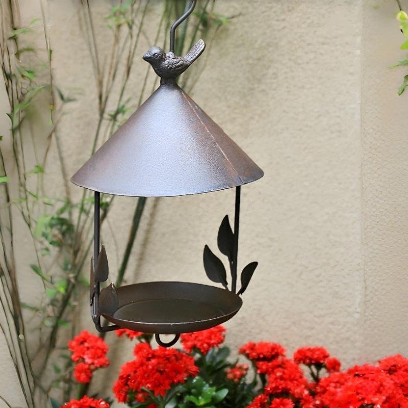 Papuošalai lauko geležinei paukščių lesyklai pakabinamas krepšelis, norintis papuošti kraštovaizdį, sodo balkono dekoravimas