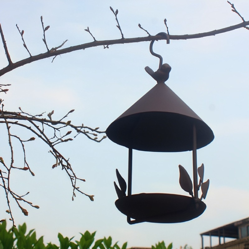 Papuošalai lauko geležinei paukščių lesyklai pakabinamas krepšelis, norintis papuošti kraštovaizdį, sodo balkono dekoravimas