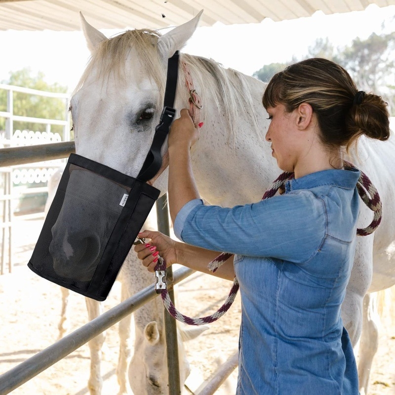 Vreća za hranu za konje, udobna i prozračna mrežasta vreća za hranu izdržljivih materijala, podesivi remen i vodootporni rukav za hranjenje na dnu