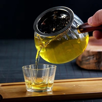 Tarpvalstybinė medinė rankena, dryžuotas aukšto borosilikatinio stiklo mugės puodelis, įvairių stilių skaidraus stiklo arbatos skirtukas, gėlių arbatos uniformos puodelis