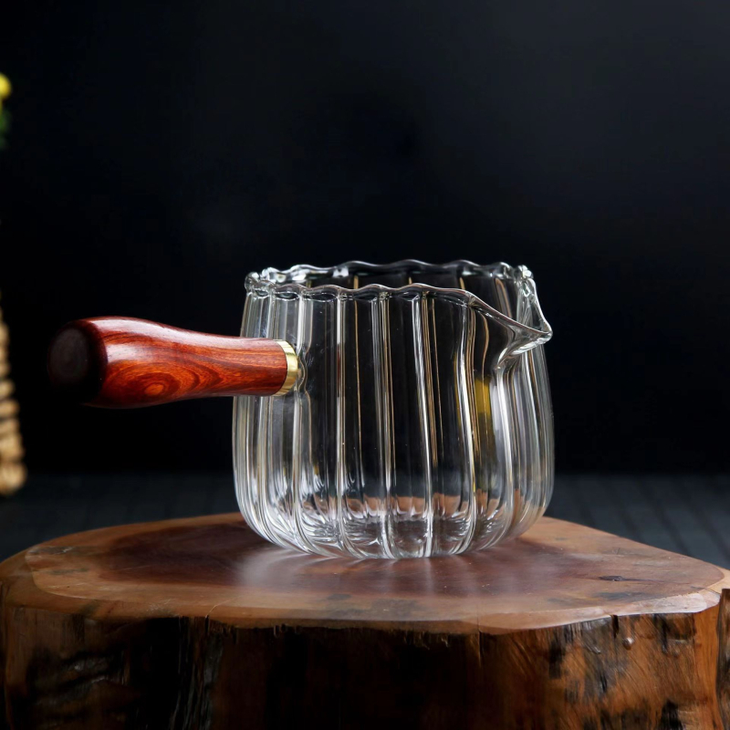 Tarpvalstybinė medinė rankena, dryžuotas aukšto borosilikatinio stiklo mugės puodelis, įvairių stilių skaidraus stiklo arbatos skirtukas, gėlių arbatos uniformos puodelis