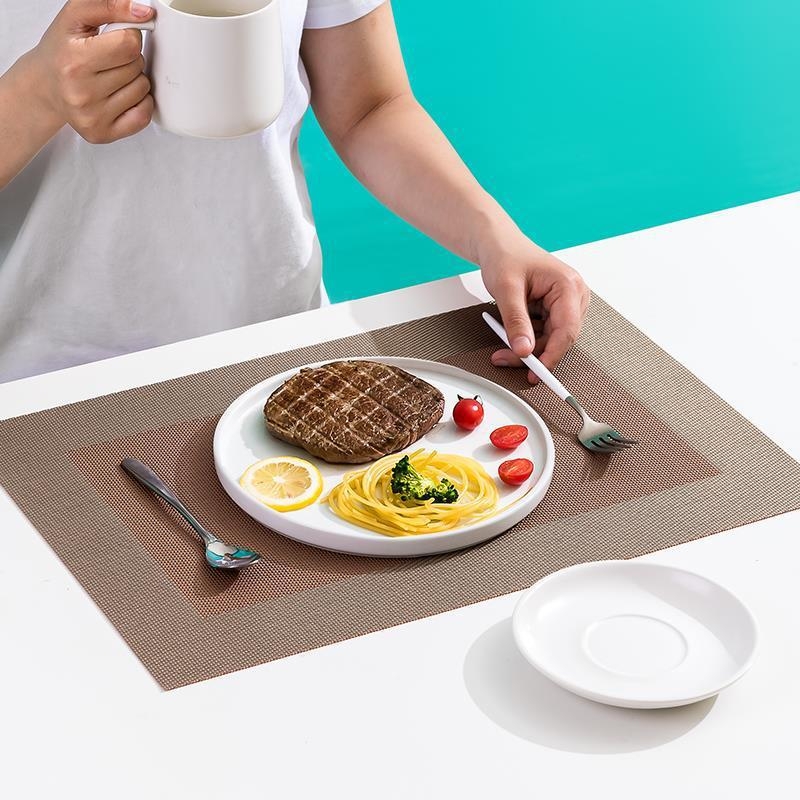 Pārrobežu noliktavā pieejams Teslin Western galda paliktnis, PVC izolēts galda paliktnis, taisnstūrveida, vienkāršs, mājsaimniecības vienreizlietojamais šķīvju paliktnis