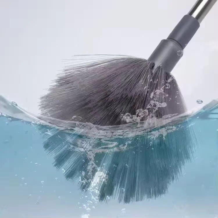 Ištraukiama stogo lubų šluota, voratinklio namų apyvokos reikmuo su kampiniu šepečiu, valonti lubų ventiliatoriaus dulkių surinktuvą, prailginta dulkių siurblio šepečiu