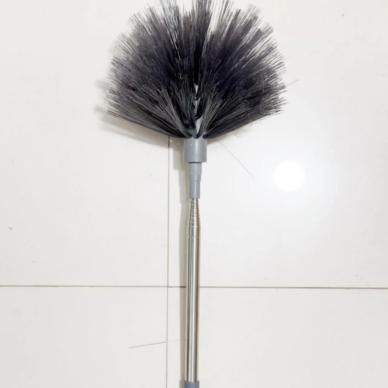 Ištraukiama stogo lubų šluota, voratinklio namų apyvokos reikmuo su kampiniu šepečiu, valonti lubų ventiliatoriaus dulkių surinktuvą, prailginta dulkių siurblio šepečiu