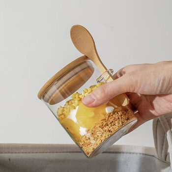 Aukšto borosilikatinio stiklo tiesus cilindras su šaukštu sandariu stiklainiu Buitinis arbatos stiklainis su šaukštu Druskos stiklainis Cukraus stiklainis Paprastas laikymo stiklainis