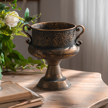 Antikvarinė geležinė džiovintų gėlių vaza, fotostudijos fotografija, seni dekoracijų papuošalai, prancūziško romantiško trofėjaus formos amatai