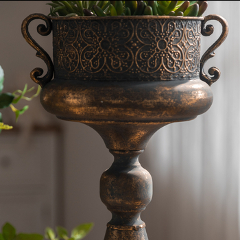 Antikvarinė geležinė džiovintų gėlių vaza, fotostudijos fotografija, seni dekoracijų papuošalai, prancūziško romantiško trofėjaus formos amatai