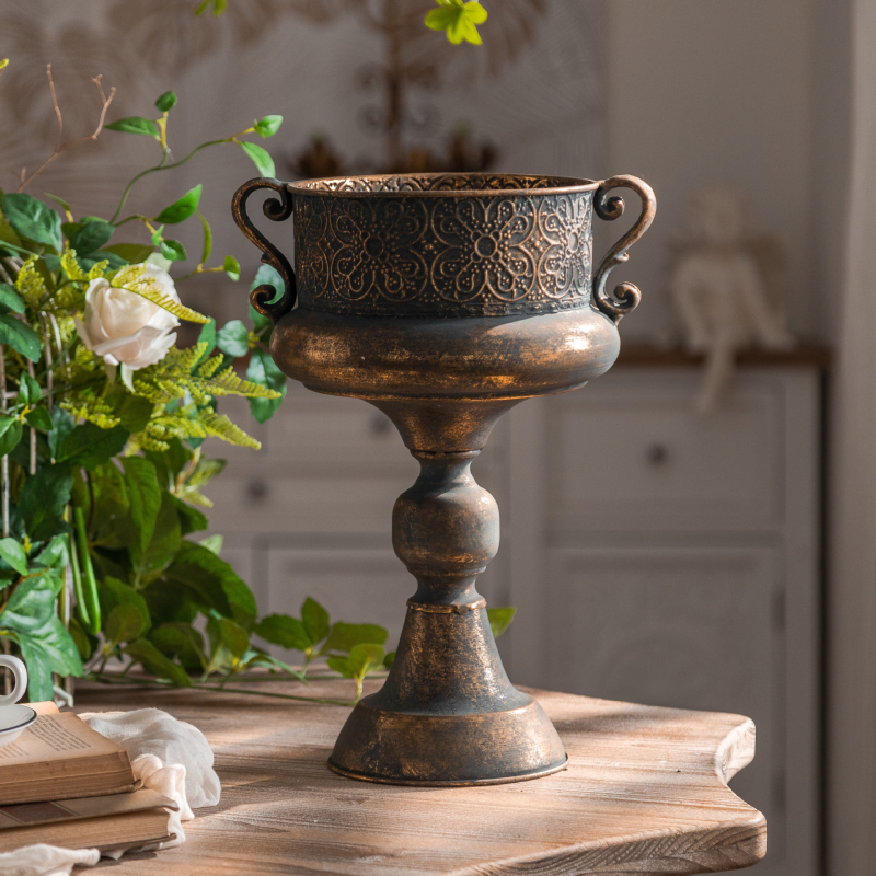 Antikvarinė geležinė džiovintų gėlių vaza, fotostudijos fotografija, seni dekoracijų papuošalai, prancūziško romantiško trofėjaus formos amatai