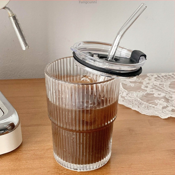 Vertikaalse triibuga klaasist kohvitass kaane ja õlgedega veetopsiga majapidamises kasutatav kõrge värviväärtusega bambusest tass Latte piimatopsi hulgimüük
