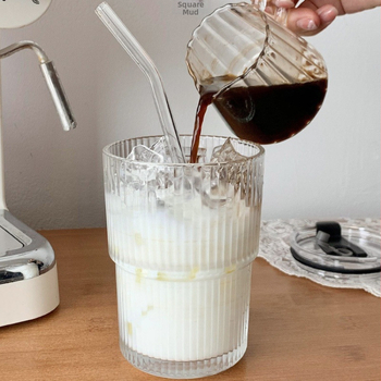 Vertikaalse triibuga klaasist kohvitass kaane ja õlgedega veetopsiga majapidamises kasutatav kõrge värviväärtusega bambusest tass Latte piimatopsi hulgimüük