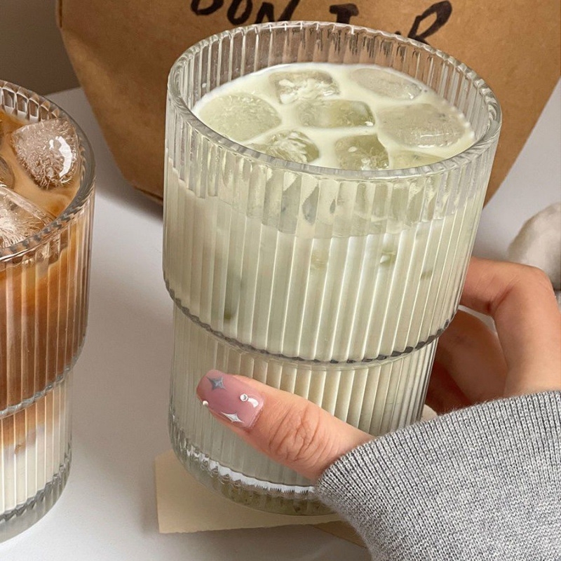 Vertikaalse triibuga klaasist kohvitass kaane ja õlgedega veetopsiga majapidamises kasutatav kõrge värviväärtusega bambusest tass Latte piimatopsi hulgimüük