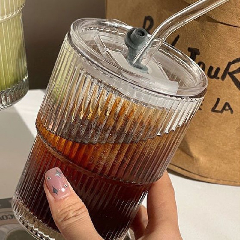 Vertikaalse triibuga klaasist kohvitass kaane ja õlgedega veetopsiga majapidamises kasutatav kõrge värviväärtusega bambusest tass Latte piimatopsi hulgimüük