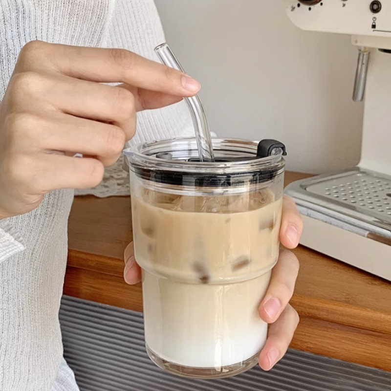 Vertikaalse triibuga klaasist kohvitass kaane ja õlgedega veetopsiga majapidamises kasutatav kõrge värviväärtusega bambusest tass Latte piimatopsi hulgimüük