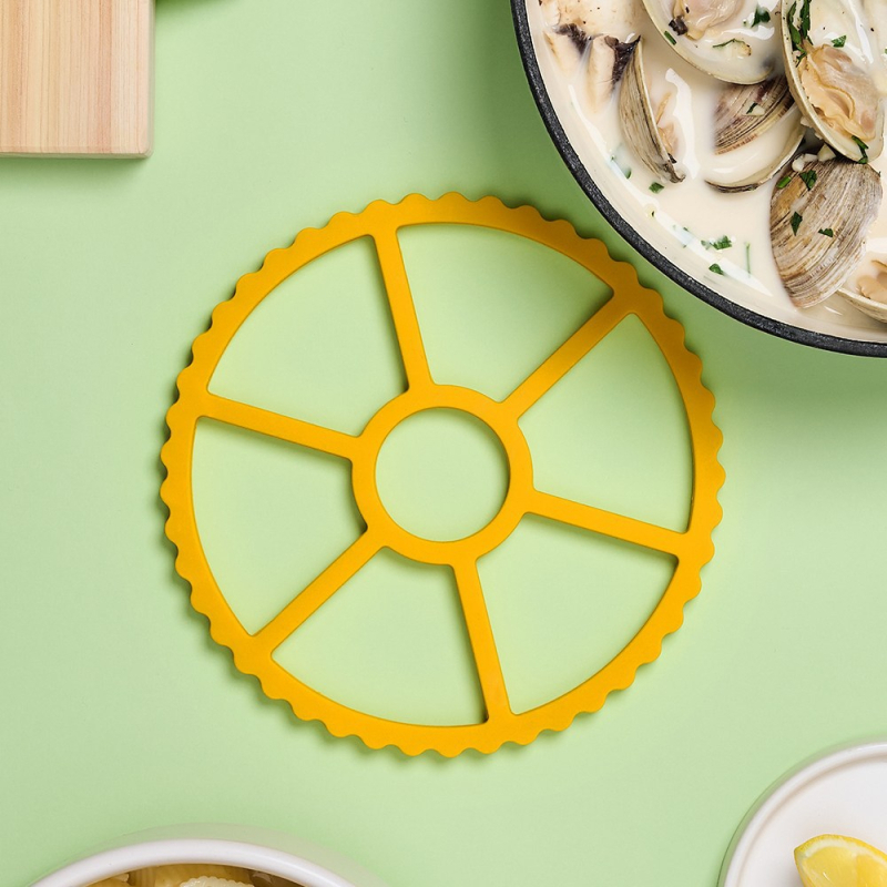 Pārrobežu Ziemeļvalstu stila riteņu tipa silikona siltumizolācijas paklājiņš mājsaimniecības virtuvei, augstas temperatūras izturīgs ēdamgalda šķīvju paklājiņš, pretslīdes paklājiņš, sabiezināts