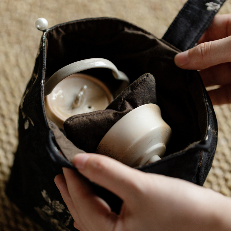 Rankų darbo žakardo brokato arbatos rinkinio maišelis su vienu indeliu ir dviem puodeliais, nešiojamas kung fu arbatos laikymo maišelis, rankinis medžiaginis maišelis