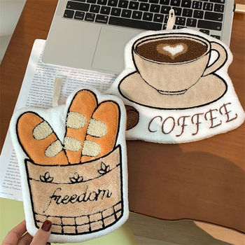 Nosinaitė, rankšluostis, pakabinamas virtuvės šviestuvas, prabangus tualetas, vaikiškas sugeriantis rankšluostis, drėgnas ir sausas