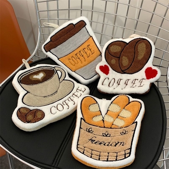 Nosinaitė, rankšluostis, pakabinamas virtuvės šviestuvas, prabangus tualetas, vaikiškas sugeriantis rankšluostis, drėgnas ir sausas