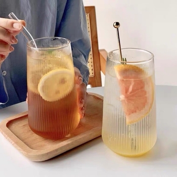 Laos on boorsilikaatklaasist veekruus, kodune hommikusöögimahl, piimakruus, suure mahutavusega vertikaalse mustriga läbipaistev ühekihiline klaasist kruus.