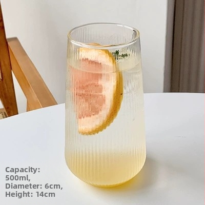 Laos on boorsilikaatklaasist veekruus, kodune hommikusöögimahl, piimakruus, suure mahutavusega vertikaalse mustriga läbipaistev ühekihiline klaasist kruus.