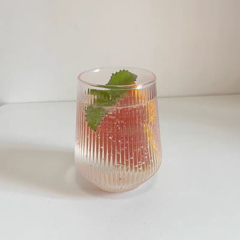 Laos on boorsilikaatklaasist veekruus, kodune hommikusöögimahl, piimakruus, suure mahutavusega vertikaalse mustriga läbipaistev ühekihiline klaasist kruus.