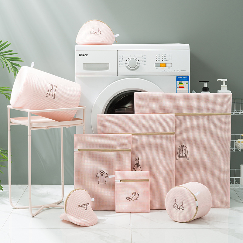 Sumuštinio siuvinėtas skalbinių maišelis. Sustorintas dvigubo sluoksnio liemenėlės skalbimo maišelis, tinkantis skalbti mašina. Specialus deformacinis skalbimo tinklelio maišelis.