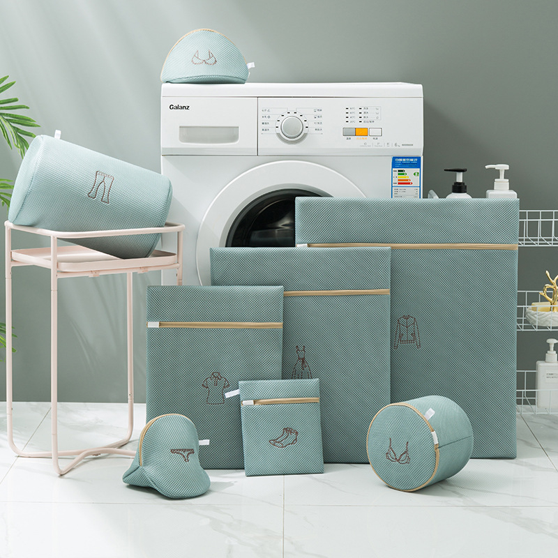 Sumuštinio siuvinėtas skalbinių maišelis. Sustorintas dvigubo sluoksnio liemenėlės skalbimo maišelis, tinkantis skalbti mašina. Specialus deformacinis skalbimo tinklelio maišelis.