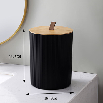 Vonios kambario bambukinis dangtis, šešių dalių šiukšliadėžė, tualetinis šepetėlis, losjono buteliukas, dantų šepetėlis, puodelis, muilo dėžutė, didelis skalavimo puodelis