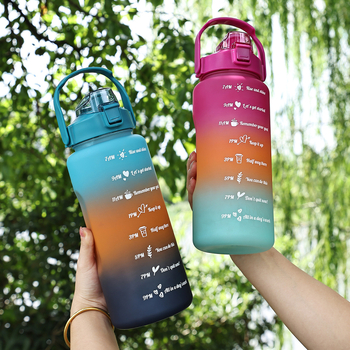 Suure mahutavusega väliskaubanduse plastkõrrega tass tüdrukute fitnessispordi gradientveetass kaasaskantav kaasaskantav kosmosepaari tass