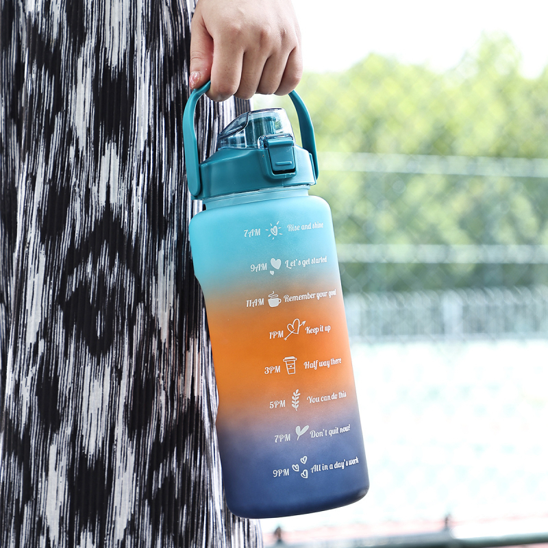 Suure mahutavusega väliskaubanduse plastkõrrega tass tüdrukute fitnessispordi gradientveetass kaasaskantav kaasaskantav kosmosepaari tass