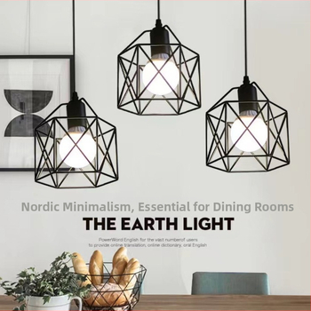 Loominguline isiksus industriaalses stiilis rauast väike linnupuur väike kuusnurkne sisetrepp vahekäigus restorani koridori valgustus laelamp